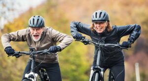 2 Senioren fahren Fahrrad